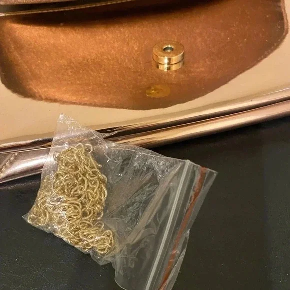 Steve Madden Elegant Rose Gold Faux Leather Envelope Snap Closure Ladies Purse - Picture 5 of 7